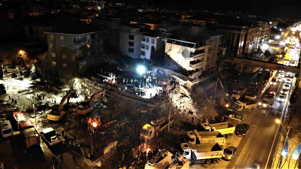 Malatya\'da ekiplerin gece çalışması havadan görüntülendi