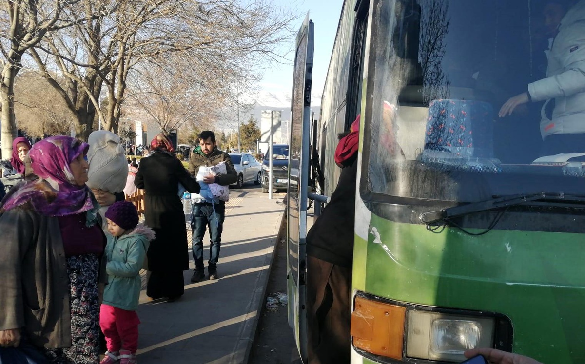 Manisa Büyükşehir Belediyesinin otobüsleri depremzedelerin hizmetinde