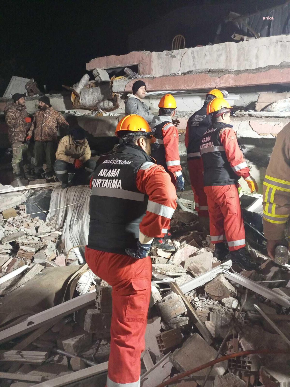 Marmaris Belediyesi Arama Kurtarma Ekibi Enkazdan 2 Can Kurtardı