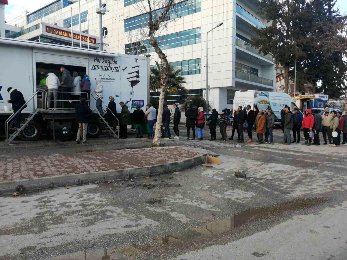 Mobil mutfak tırı, Adıyaman\'da depremzedelere sıcak yemek vermeye başladı
