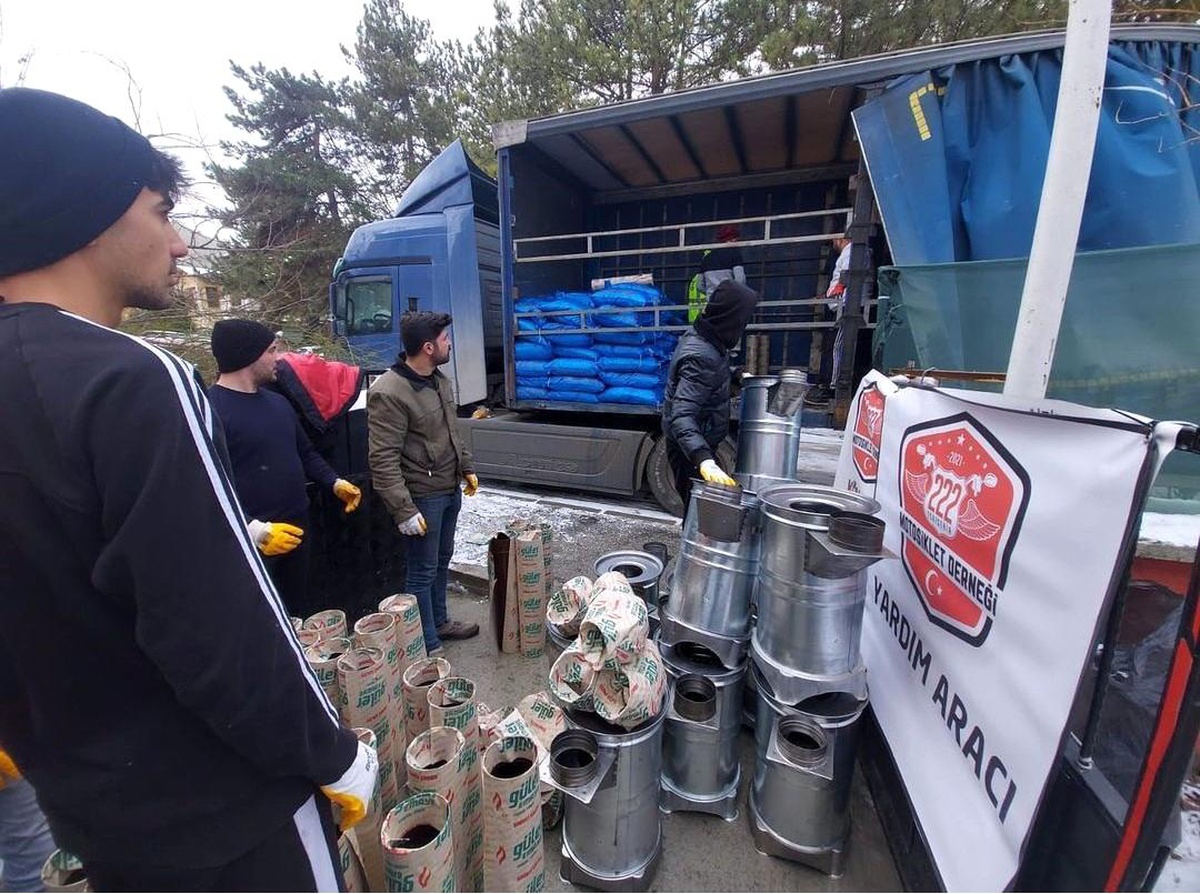 Motosiklet derneğinden deprem bölgesine kömür ve soba yardımı