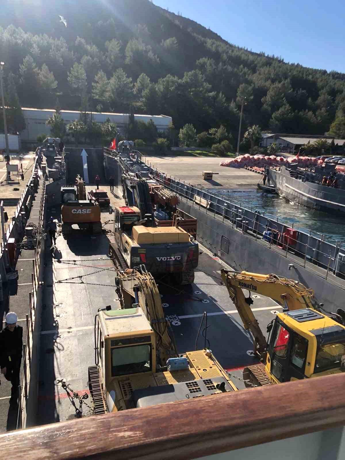 MSB: "İş makinelerini deprem bölgesine ulaştırmaya devam ediyoruz"