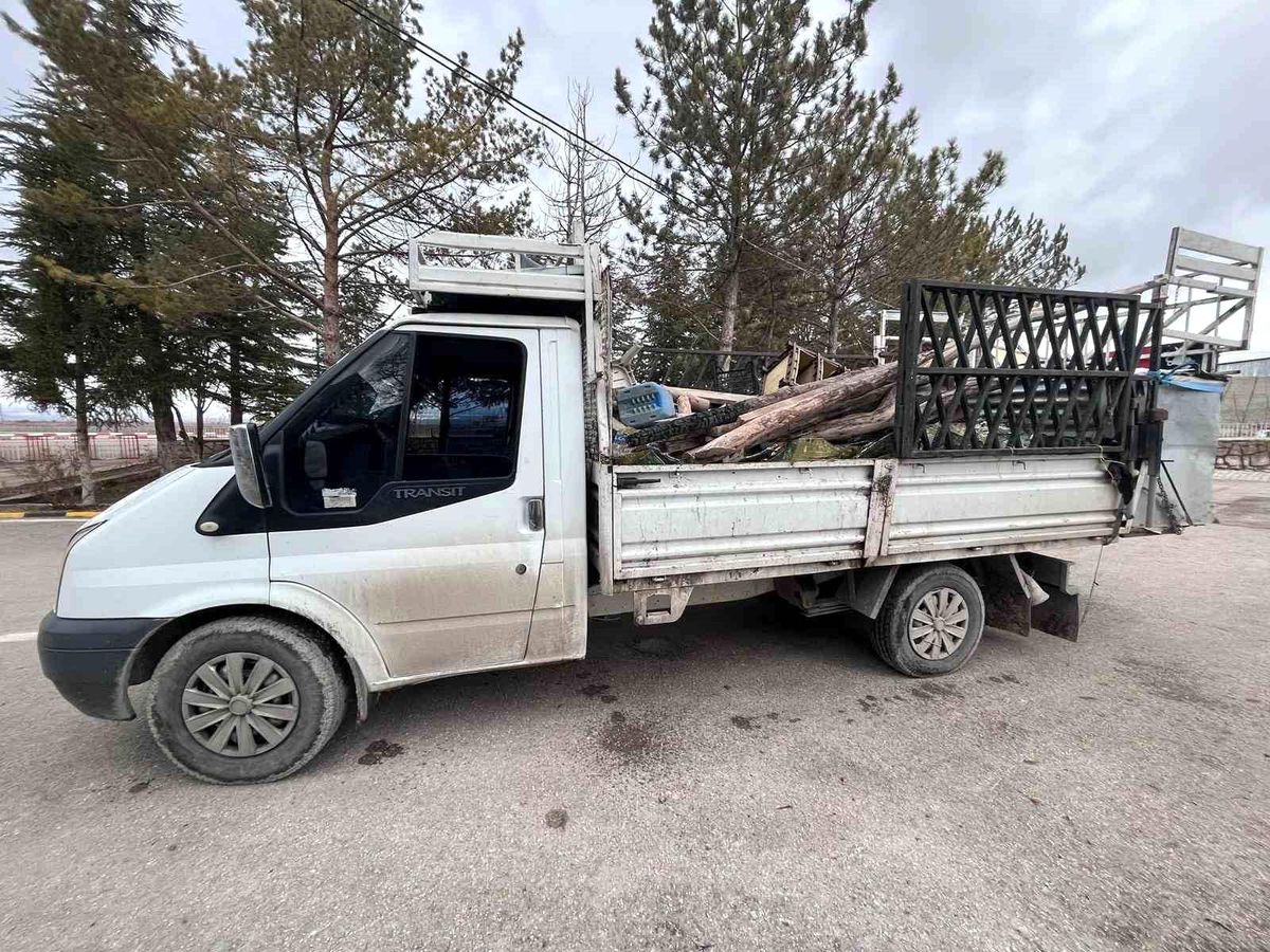 Odun ve hurda çalan 2 şüpheli suçüstü yakalandı
