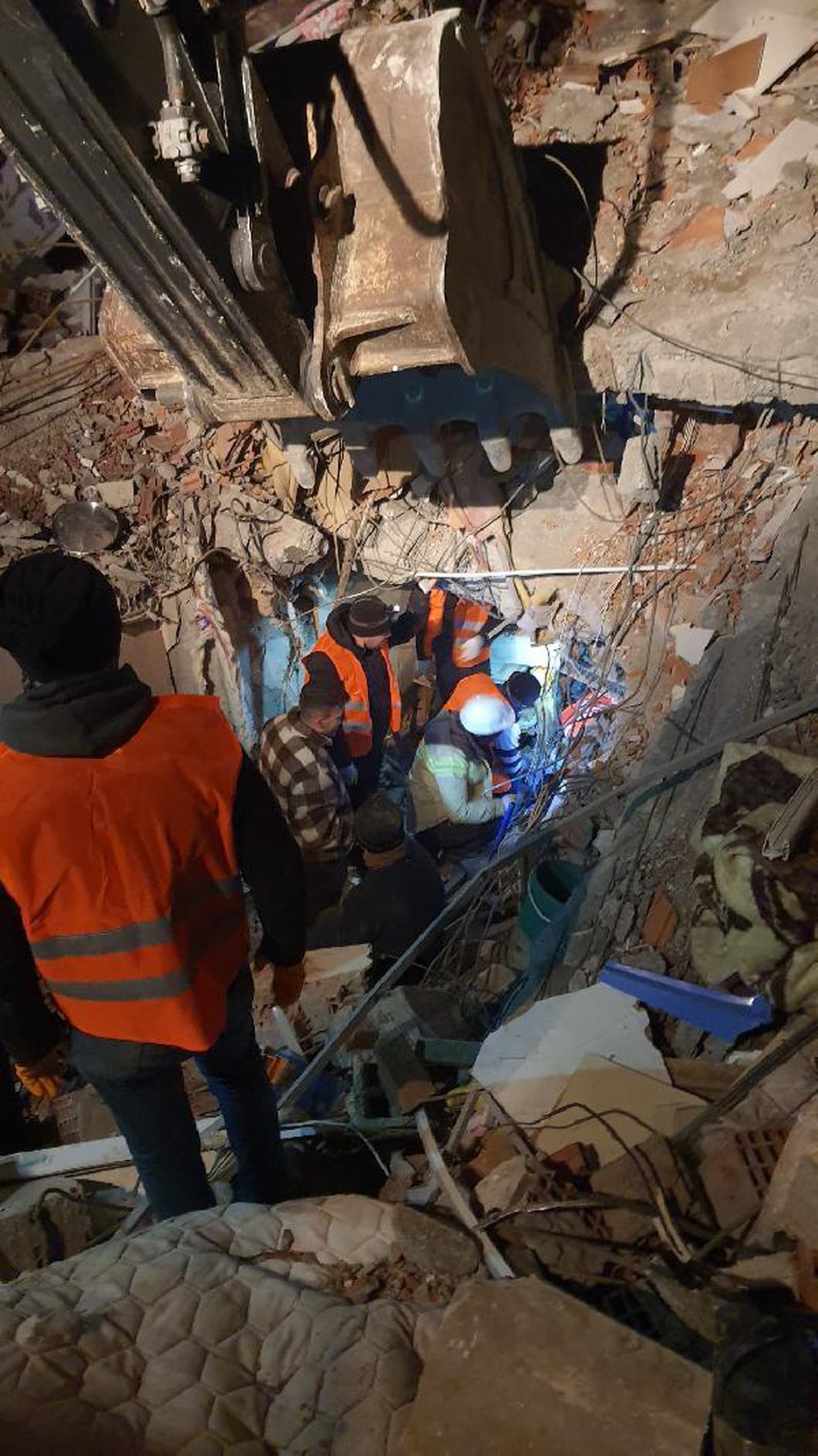Orman Kurtarma Timi ekipleri, deprem bölgesinde can kurtarıyor