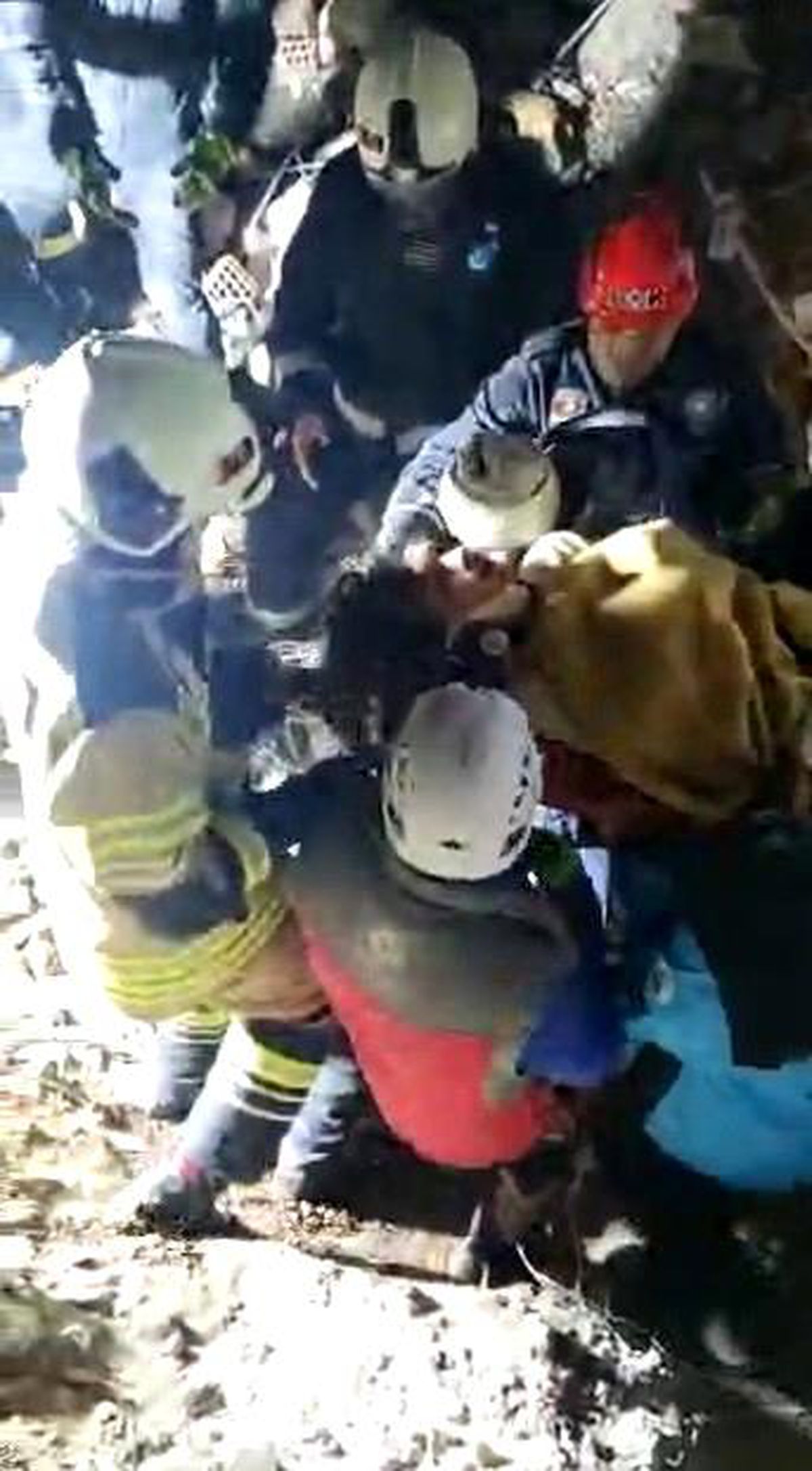 PAK ekipler genç kadını alkışlarla enkazdan çıkardı