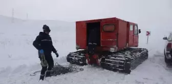Paletli kar araçlarıyla arızalara ulaşıyorlar