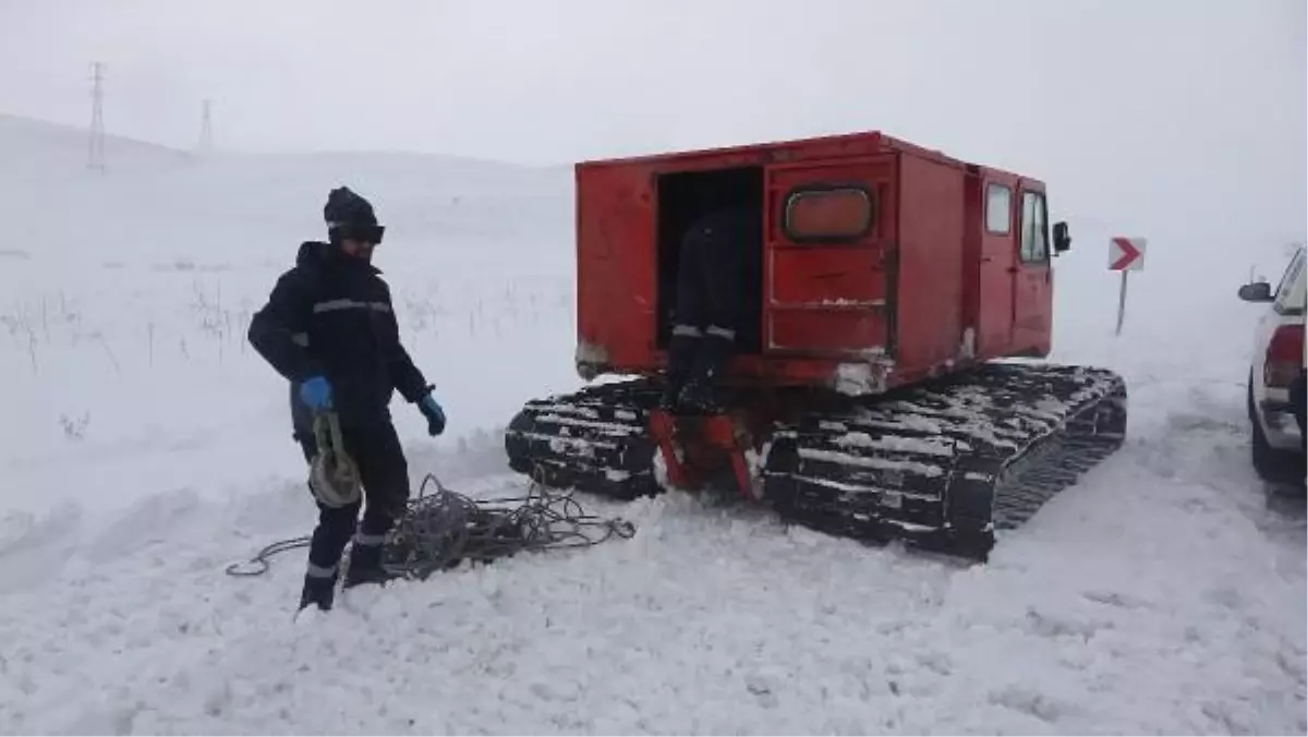 Paletli kar araçlarıyla arızalara ulaşıyorlar