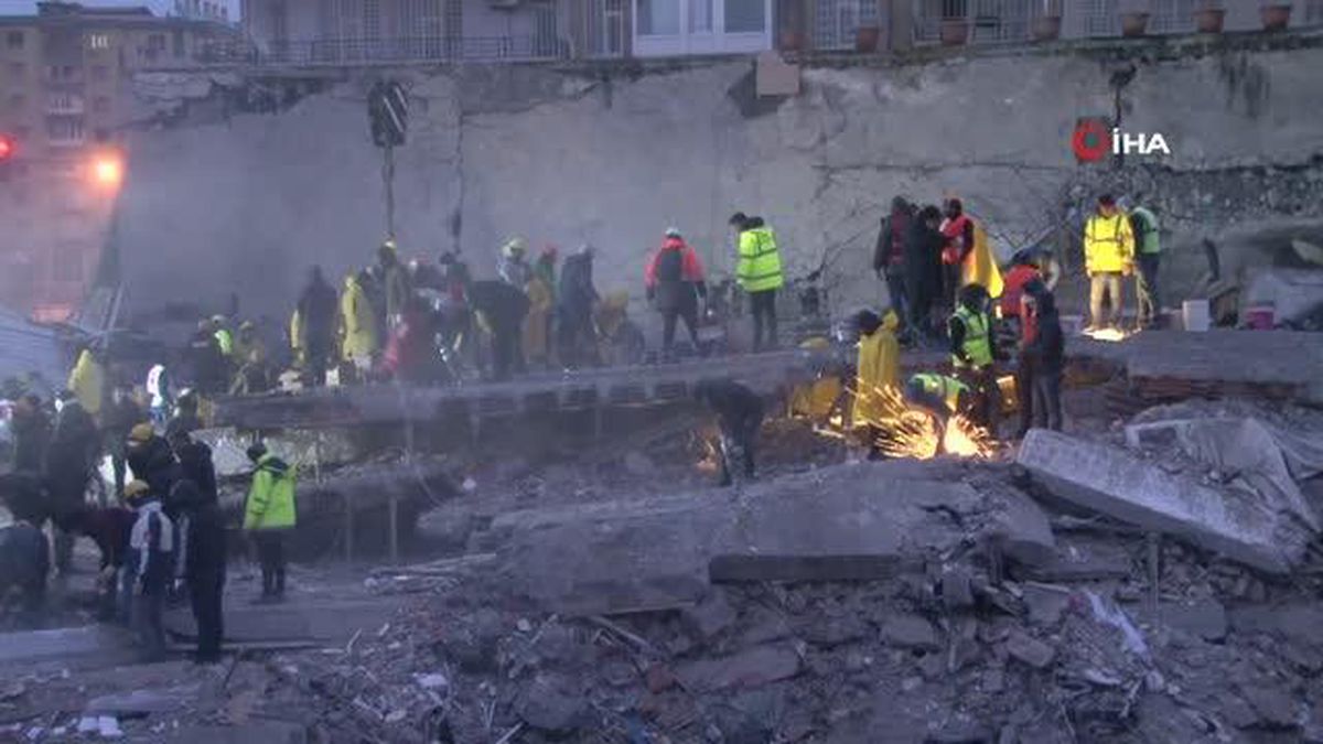 Serin Apartmanı'nda kurtarma çalışmaları sürüyor