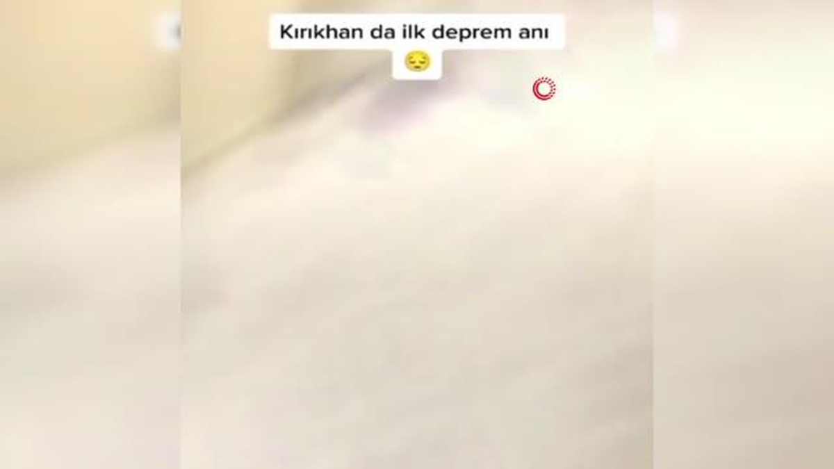 Şiddetli deprem evde yakaladı, korkuları kameraya yansıdı: "Allah\'ım sen bizi koru"