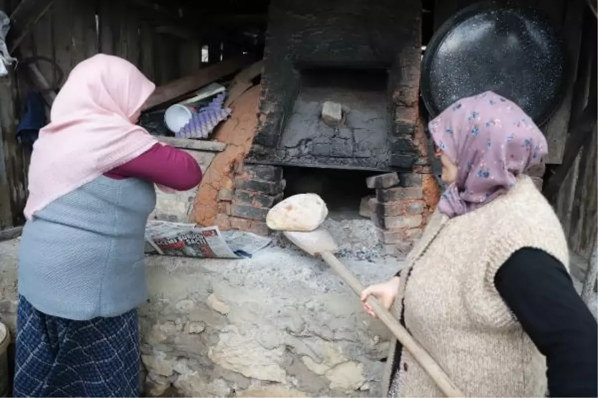 ŞİLE\'DEKİ KÖY FIRINLARINDA DEPREM BÖLGESİ İÇİN EKMEK PİŞİRİLDİ