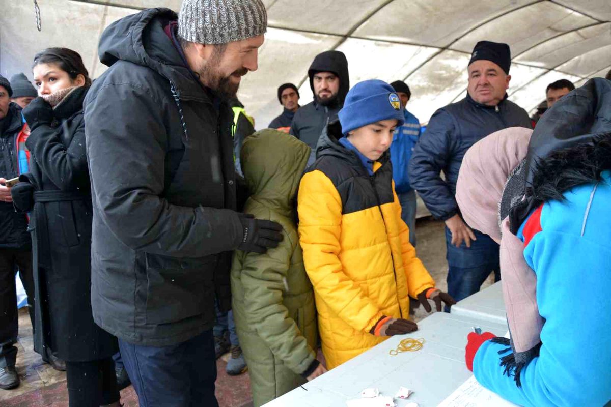 Sındırgılı çocuklar kumbaralardaki paralarını bağışlıyor