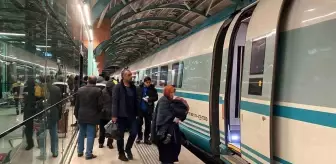 Sivas'ta YHT ilk yolculu seferinde depremzedeleri taşıdı