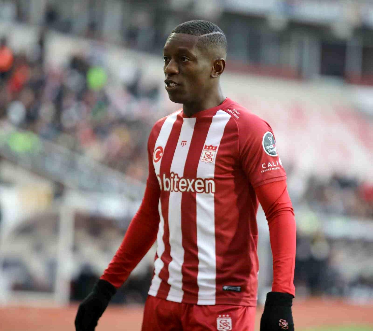 Sivassporlu Max Gradel\'den depremzedelere yardım