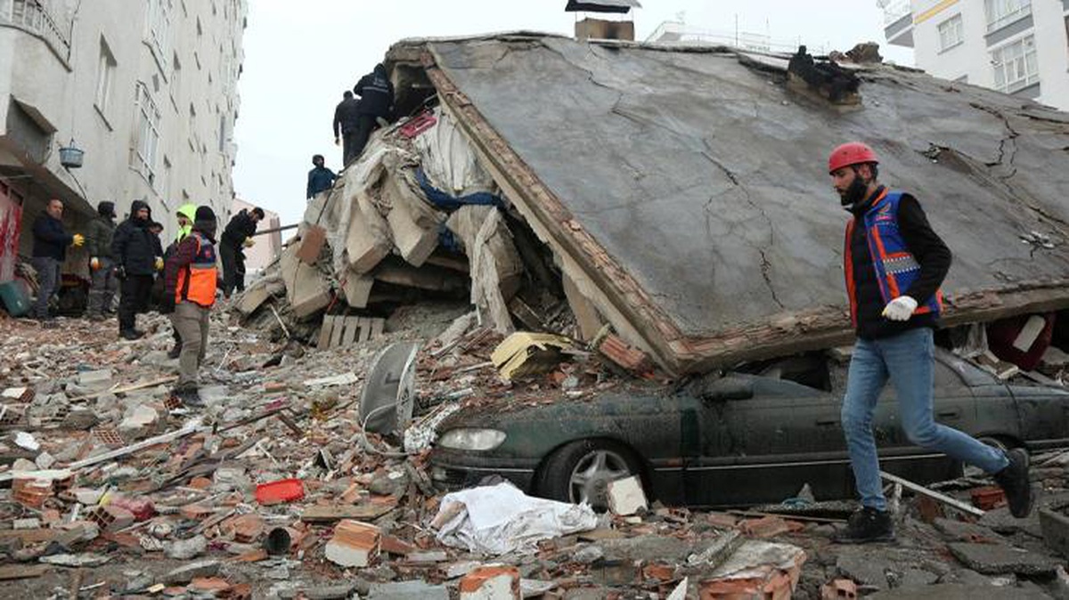 Deprem felaketinde hayatını kaybeden vatandaşlarımızın sayısı 5 bin 894\'e yükseldi