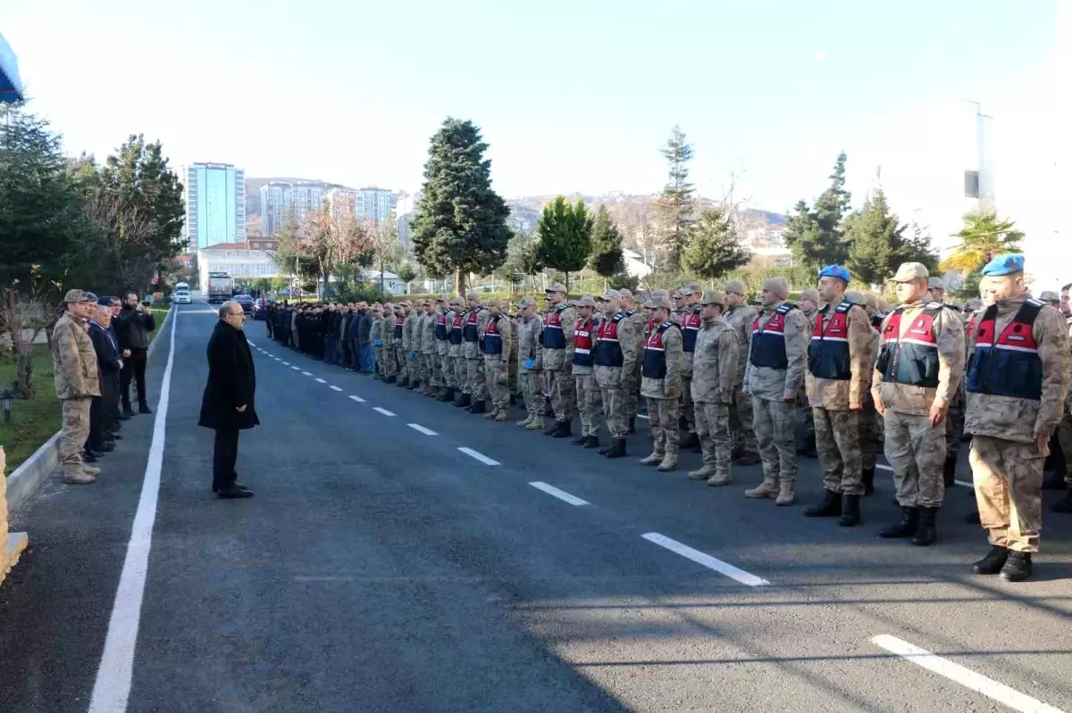 Trabzon İl Jandarma Komutanlığı\'ndan deprem bölgesine 300 kişilik arama-kurtarma ekibi gönderildi