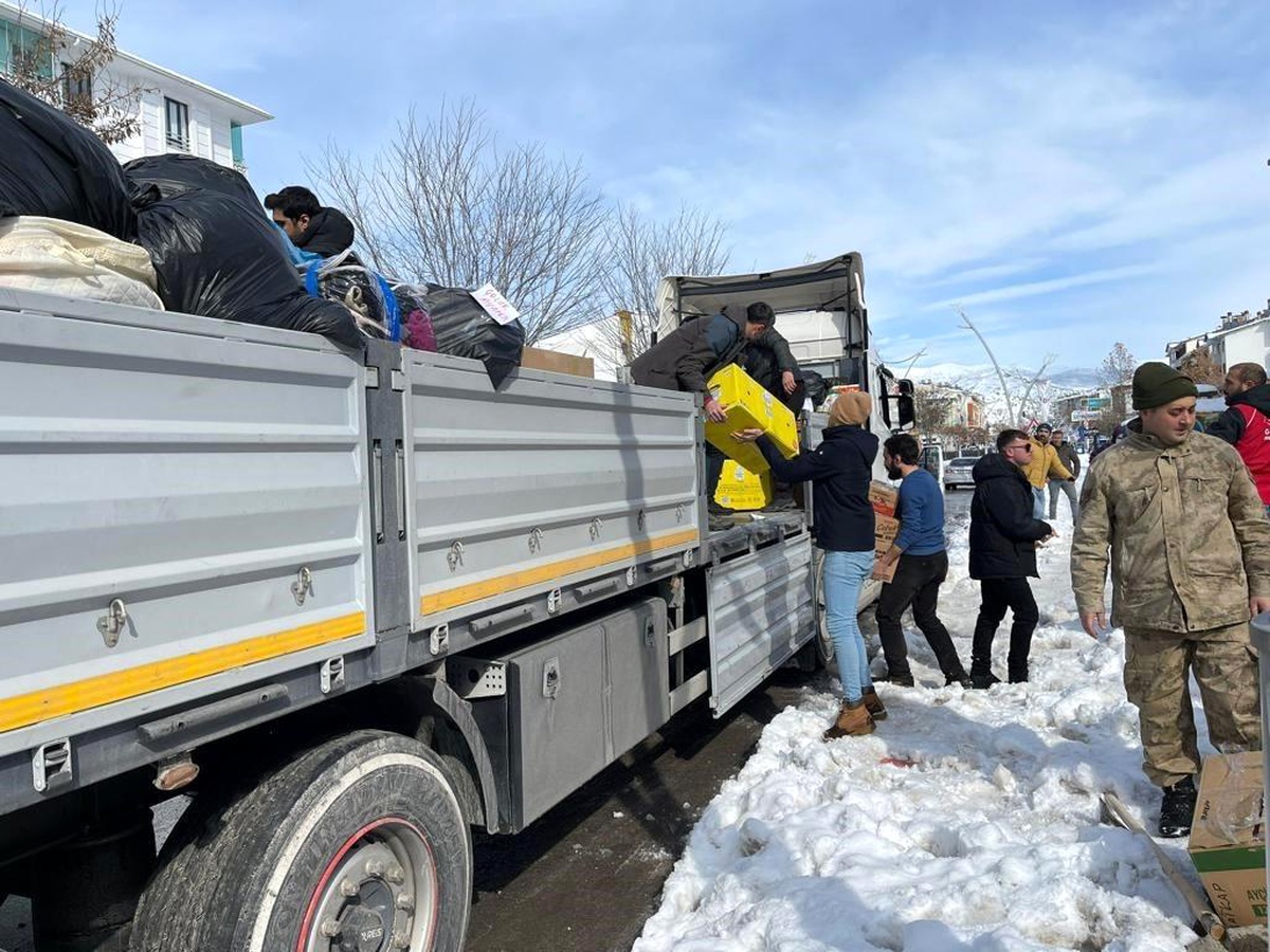 Tunceli\'den Adıyaman\'a ekmek ve yardım paketleri gönderildi