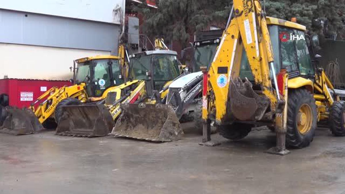 Tuzla'dan deprem bölgelerine 16 yardım tırı ve iş makineleri gönderildi