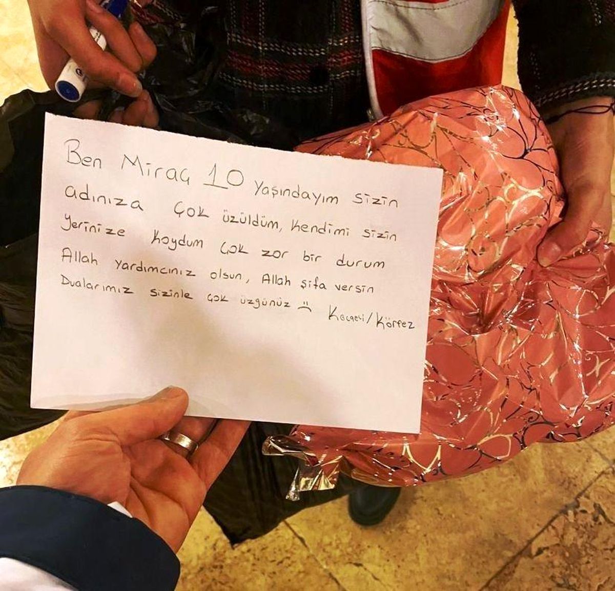 Ülkeyi yasa boğan depremde miniklerden duygulandıran hareket