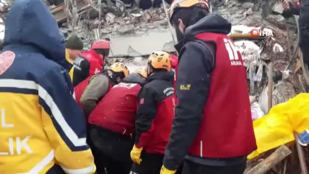 Yaşlı kadın 36 saat sonra enkazdan sağ olarak çıkarıldı