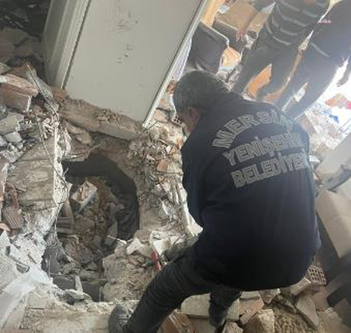 Yenişehir Belediyesi Ekipleri, Deprem Bölgesinde Arama Kurtarma Çalışmalarına Destek Veriyor