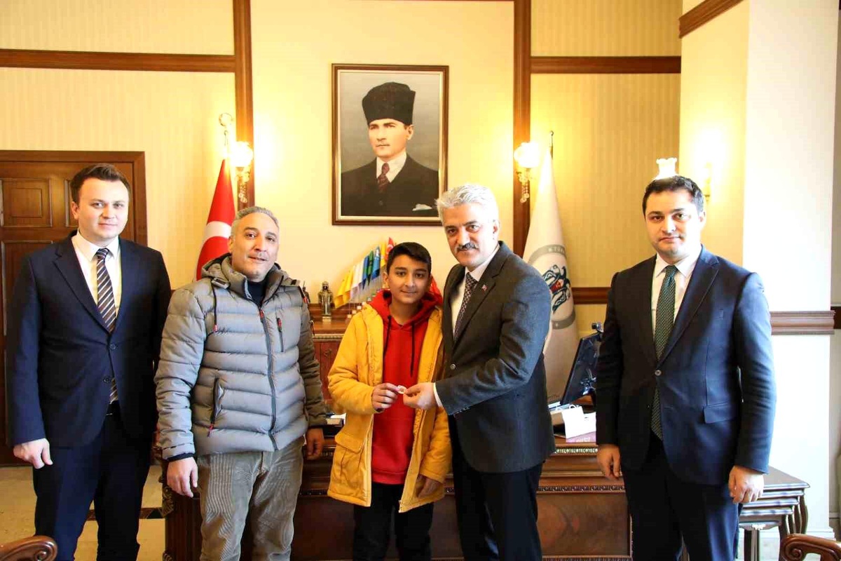 Erzurum, Erzincan, Ardahan ve Kars\'tan deprem bölgesine yardımlar sürüyor