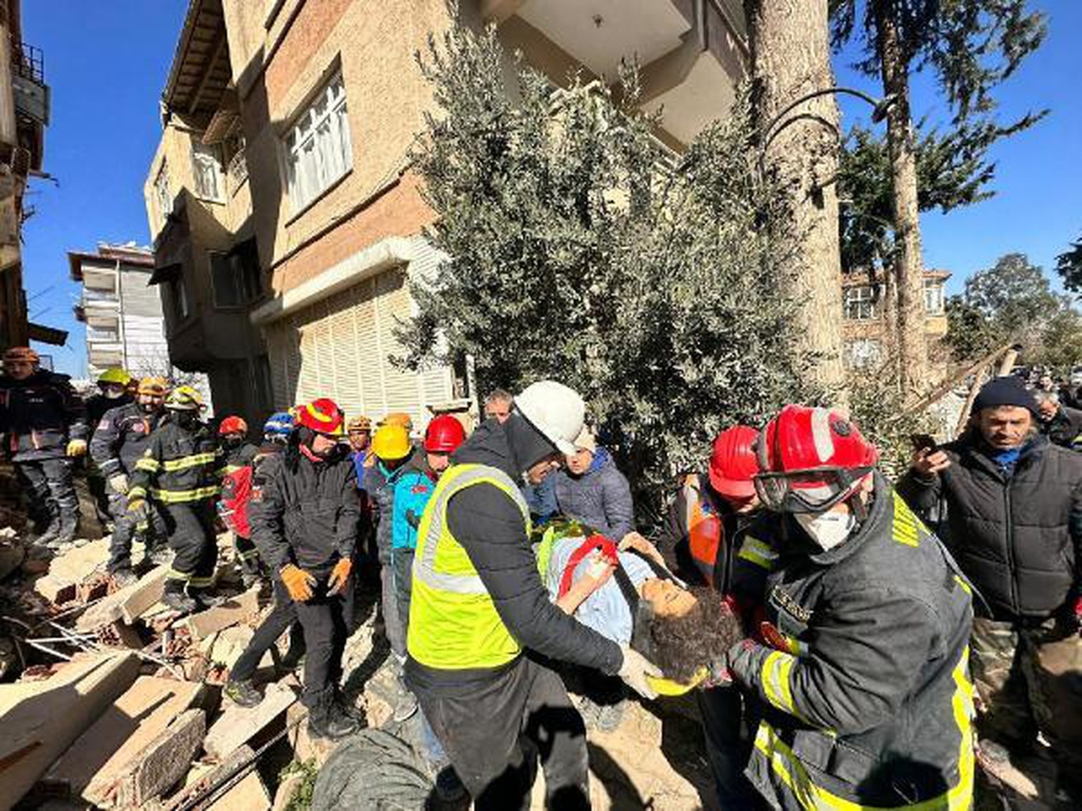 2 yaşındaki Mehmet, 78 saat sonra enkazdan çıkarıldı (2)