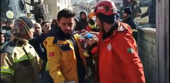 5 kişilik aileden 3'ü, enkazdan 79'uncu saatte kurtarıldı, diğerleri aranıyor