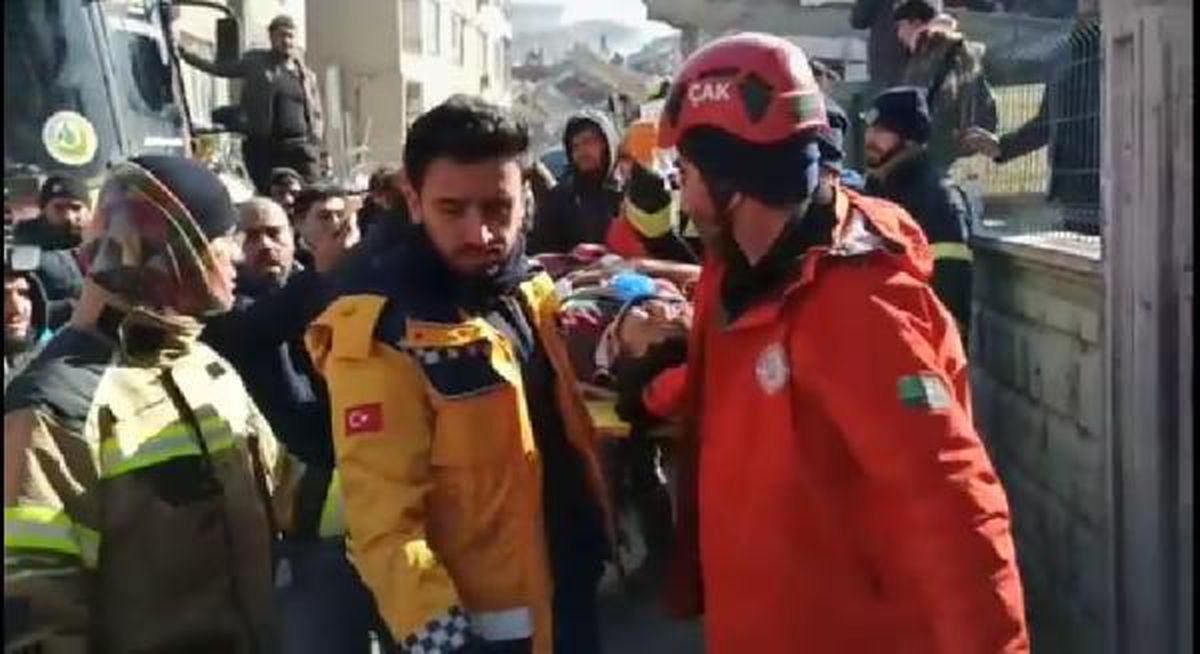 5 kişilik aileden 3'ü, enkazdan 79'uncu saatte kurtarıldı, diğerleri aranıyor