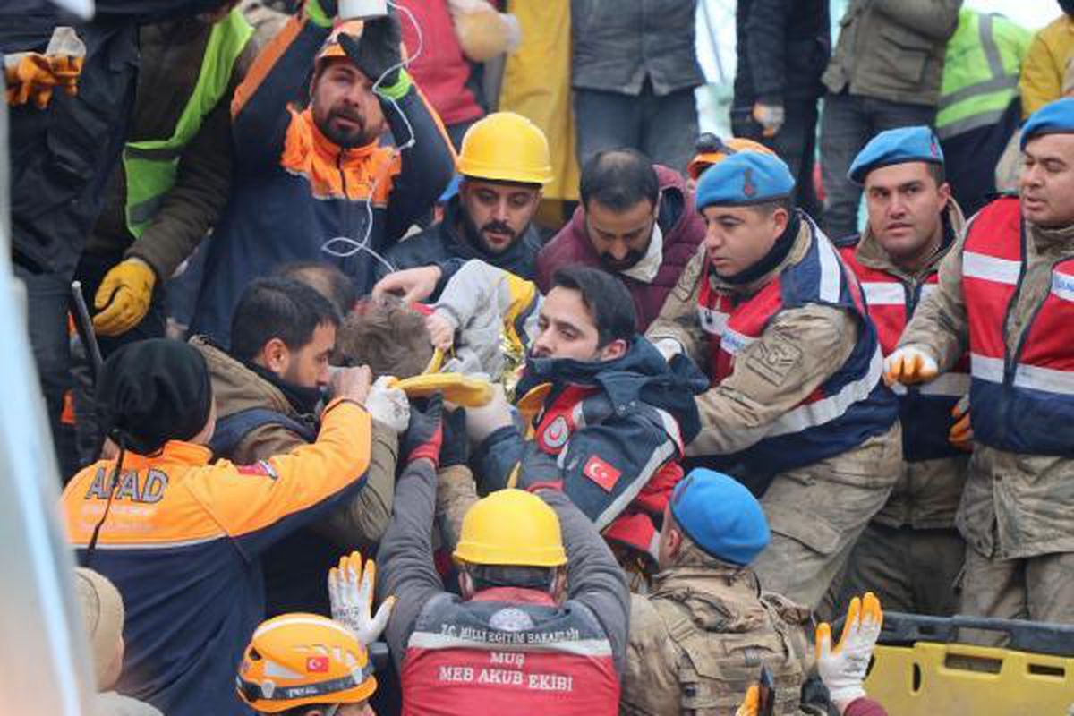 Yıkılan 10 katlı apartmandan gelen mucize ses! 6 yaşındaki Beşir, 81 saat sonra kurtarıldı