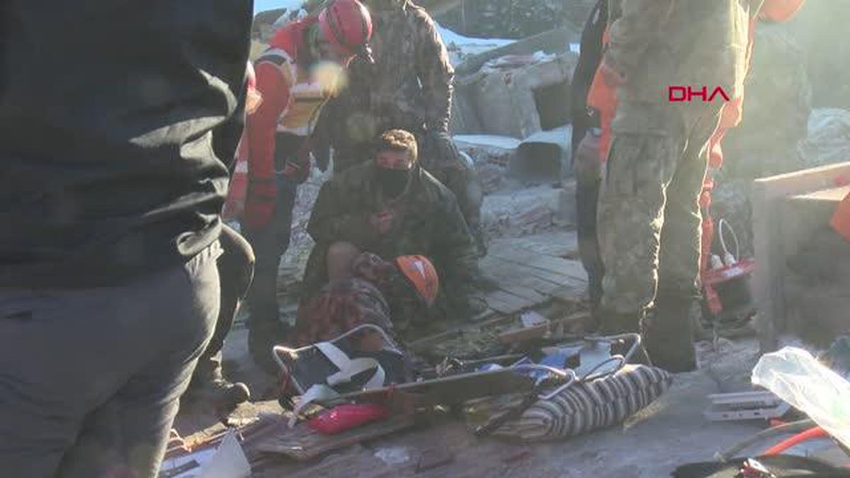 60 YAŞINDAKİ MERAL NAKIR, 77 SAAT SONRA ENKAZDAN CANLI KURTARILDI