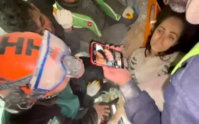 72 saat sonra enkazdan çıktı ilk isteği eşinin sesini duymak oldu