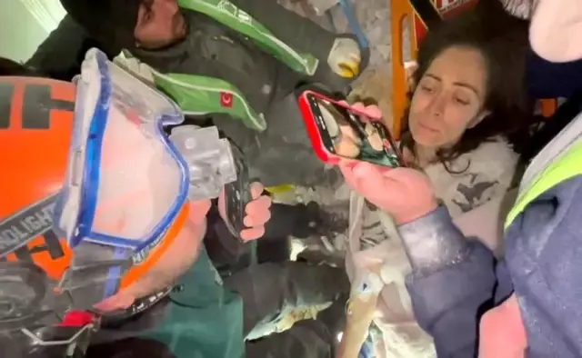 72 saat sonra enkazdan çıktı ilk isteği eşinin sesini duymak oldu