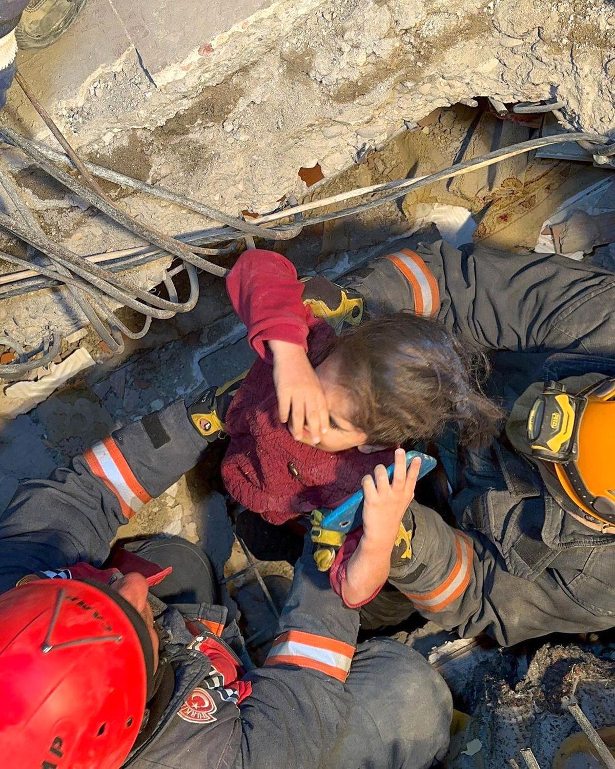72 saat sonra gelen mutluluk: 3 kişilik aile kurtarıldı