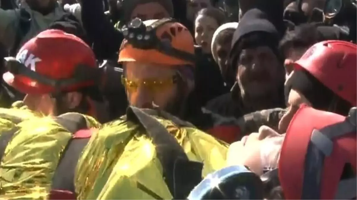 80. saatte enkazdan 9 yaşındaki bir kız çocuğu ve babası sağ çıkarıldı