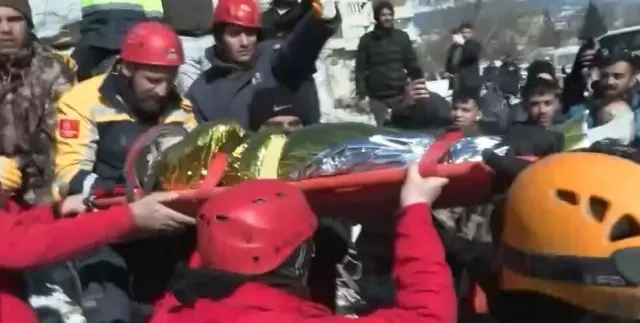 80. saatte enkazdan 9 yaşındaki bir kız çocuğu daha sağ çıkarıldı