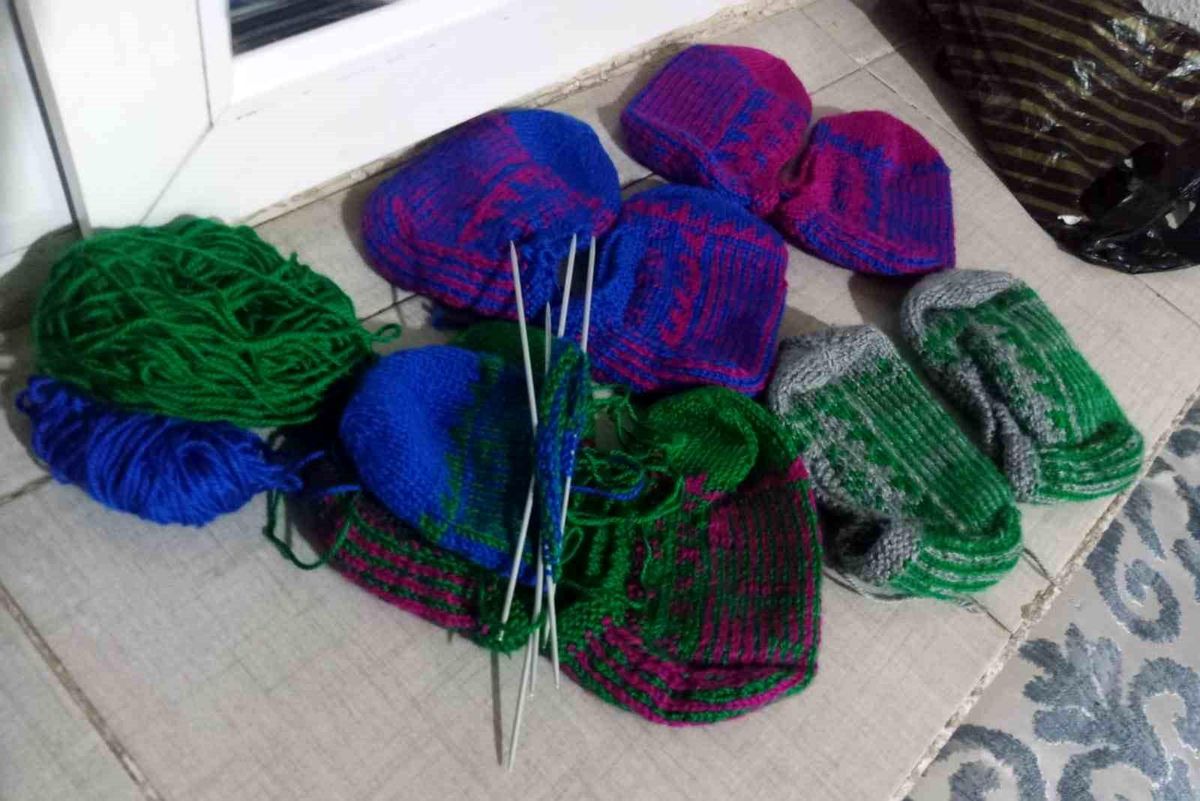 90 yaşındaki Cennet Nine, depremzedelere patik çorap örüyor