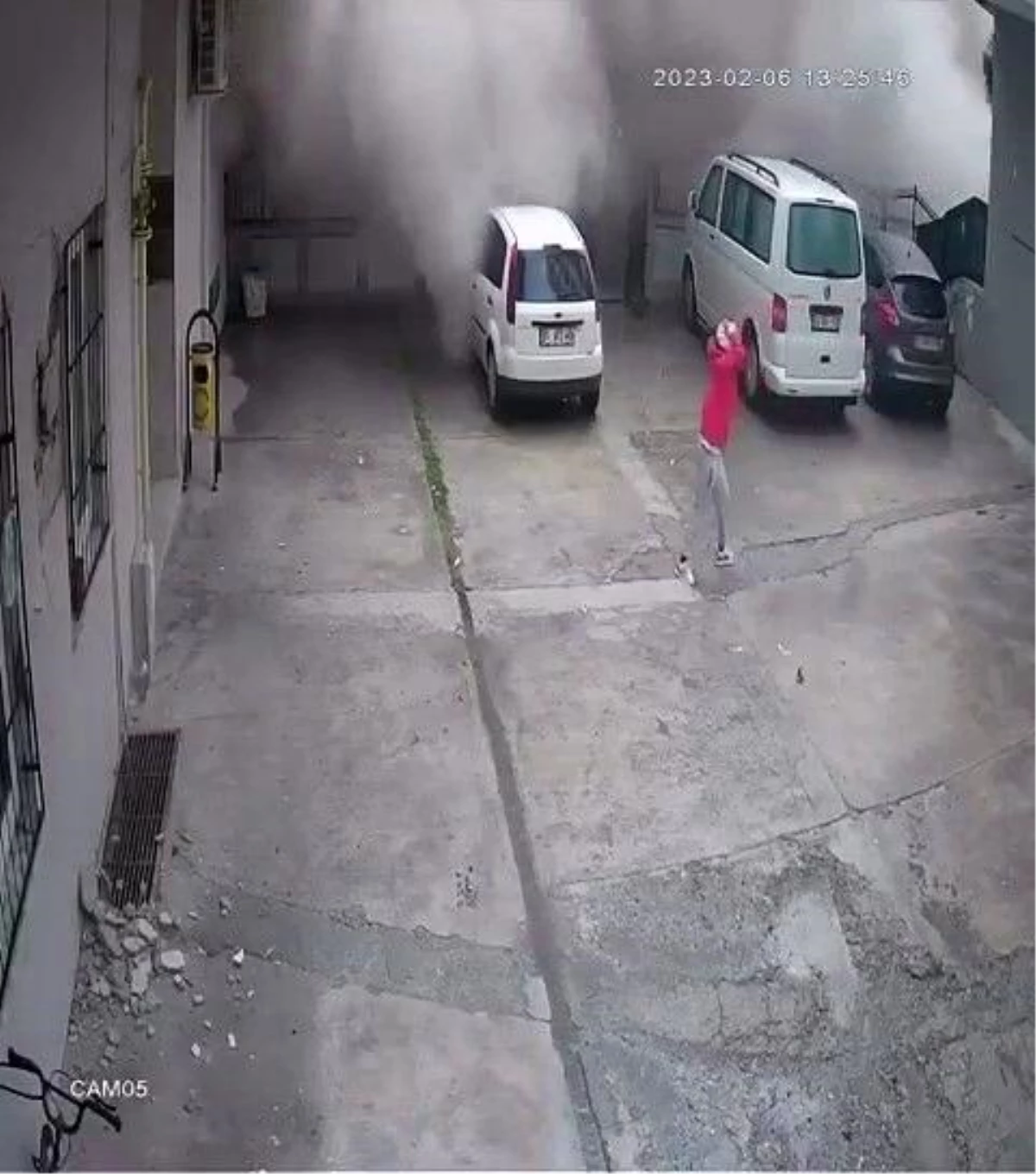 Adana\'daki Sinem Apartmanı\'nın yıkılma anı kamerada