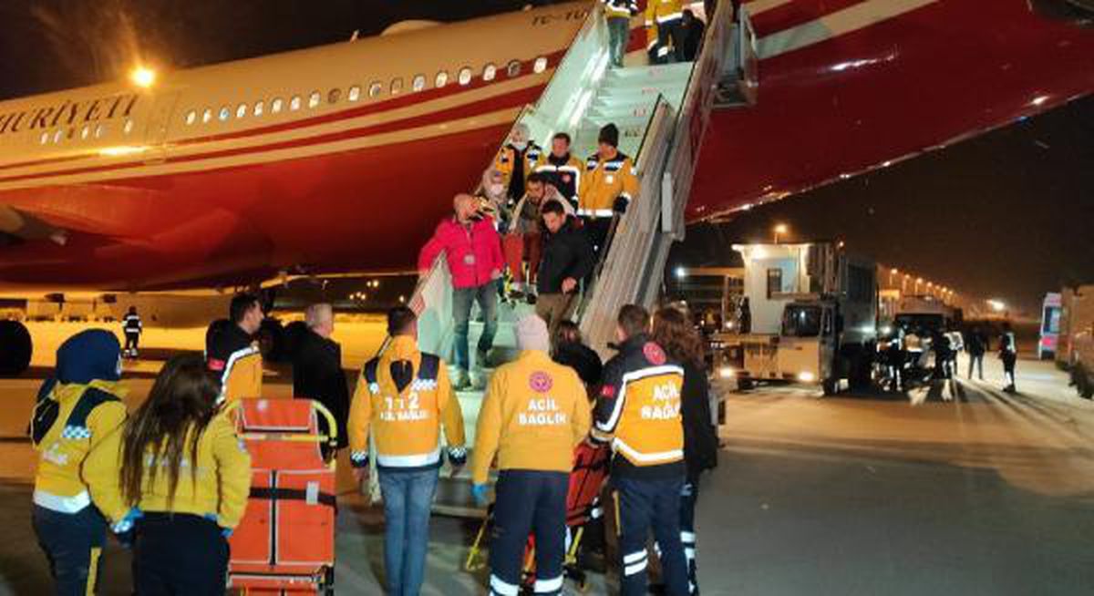 ADANA\'DAN ALINAN 60 DEPREMZEDE UÇAKLA ANKARA\'YA GETİRİLDİ