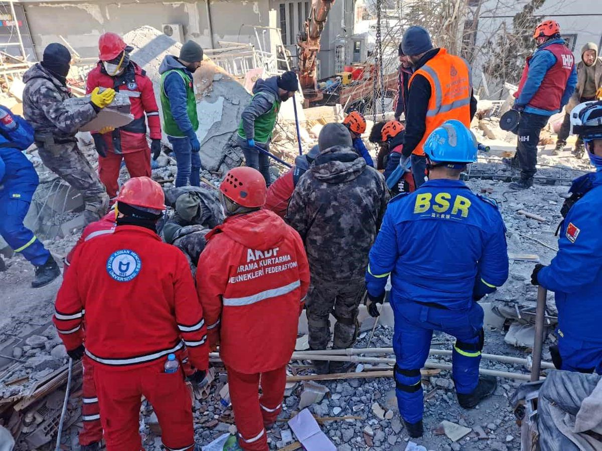 ADÜ Arama Kurtarma Ekibi deprem bölgesinde