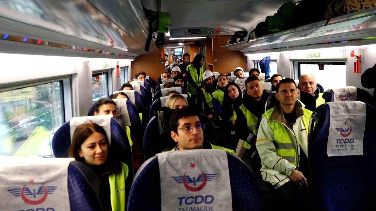 AFAD\'a başvuran gönüllüler deprem bölgesine gidiyor
