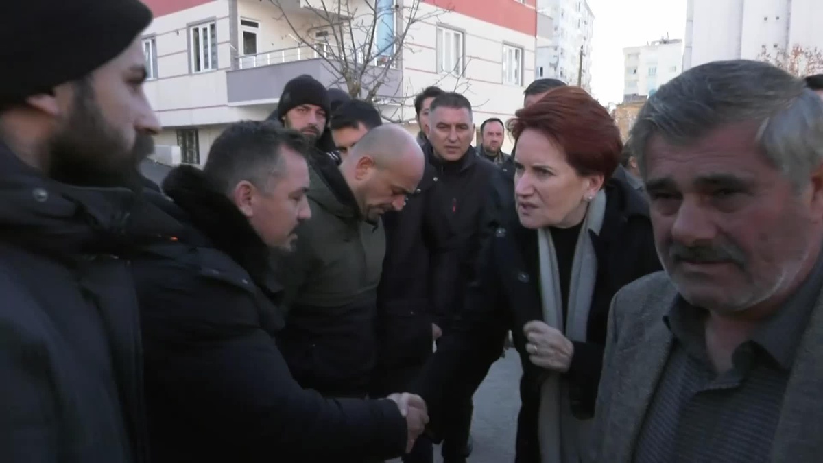 Akşener\'in Dinlediği Kahramanmaraşlı Depremzede: "Bir Ay Televizyonlarda Gösterip, Döndürüp Döndürüp de Burayı Unutmayın"