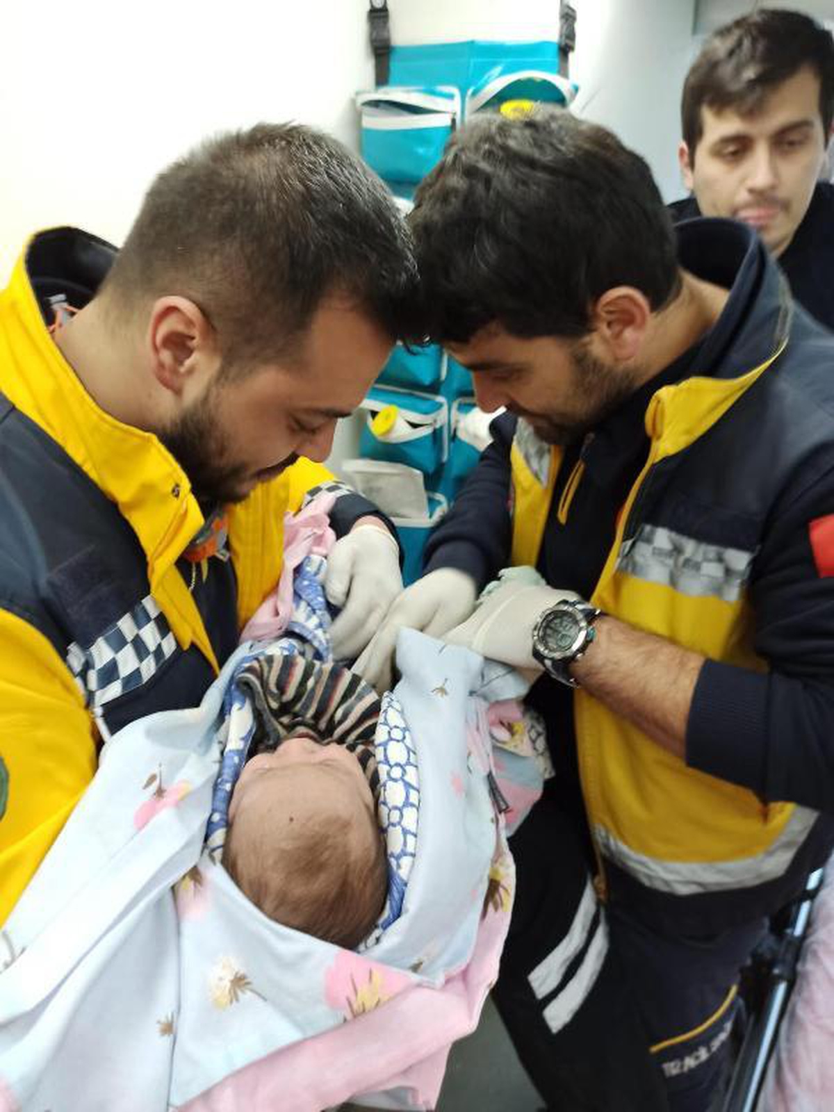 Annesinin emzirerek hayatta tuttuğu bebek, 62 saat sonra enkazdan çıkarıldı