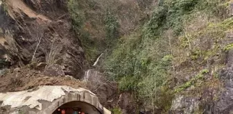 Artvin'de tünel girişinde heyelan