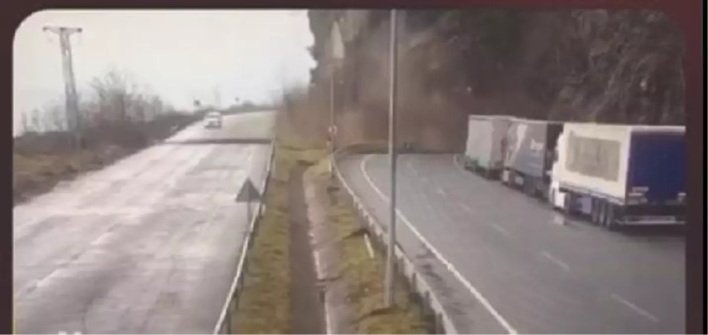 Artvin'de tünel girişinde heyelan (2)