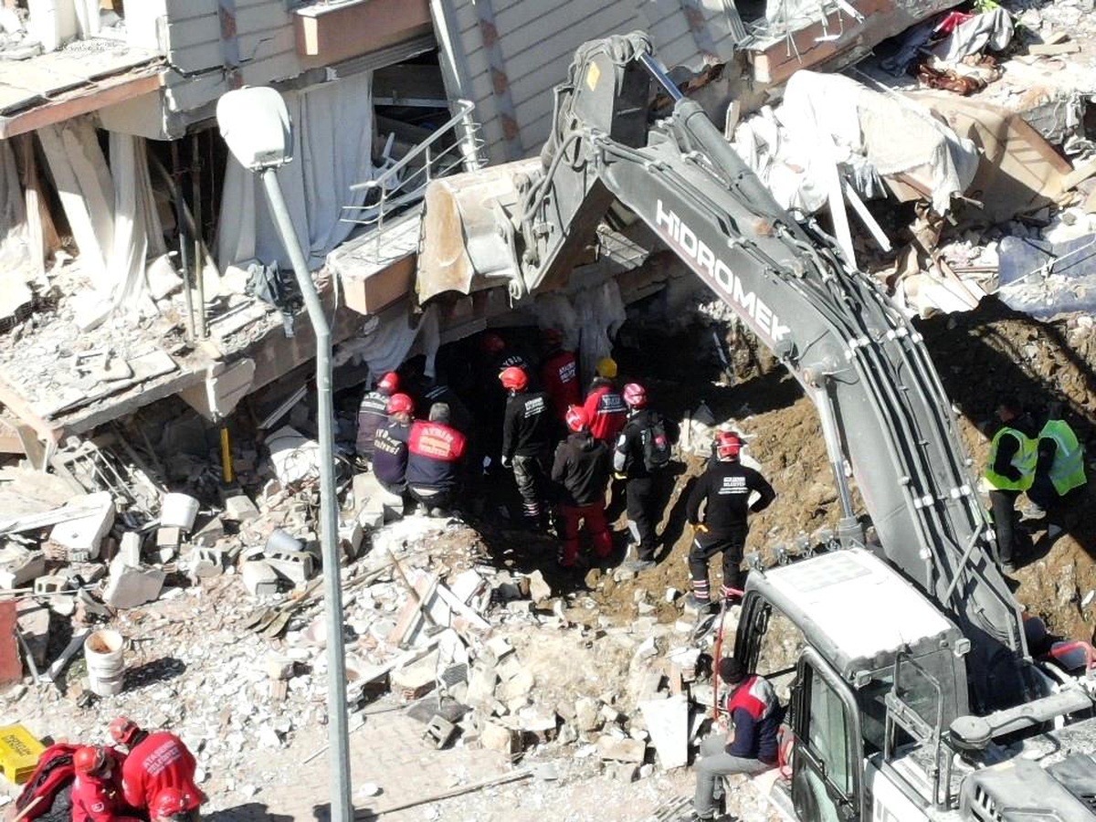 Asansör boşluğundan inip, enkazdaki genci kurtardılar