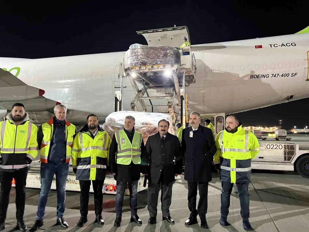 Avrupalı Türklerden depremzedelere yardım seferberliğiFrankfurt\'tan 70 tonu aşkın acil yardım malzemesi gönderildi
