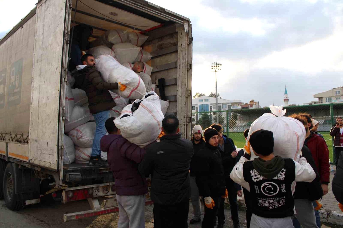 Aydın\'dan 138 yardım tırı afet bölgelerine gönderildi