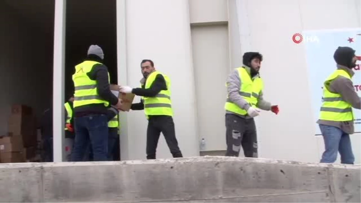 Azerbaycan\'dan Türkiye\'ye 8 tır insani yardım yola çıktı