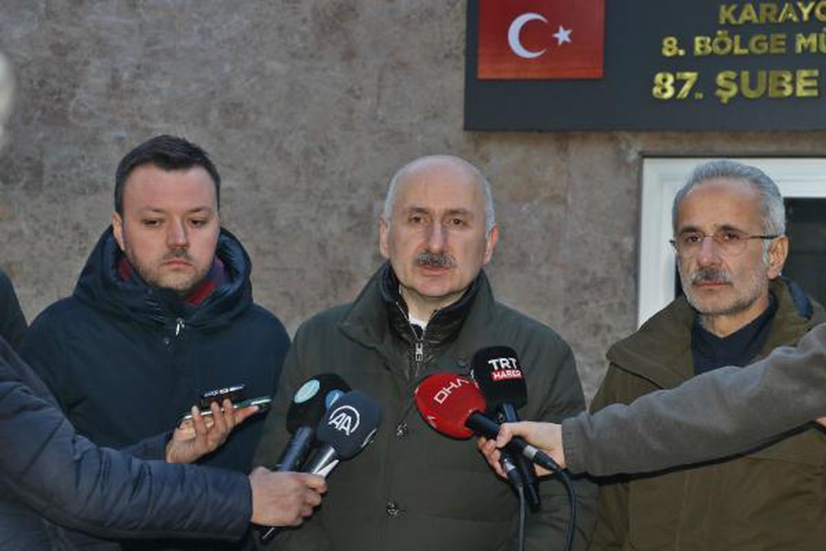 Bakan Karaismailoğlu: Adıyaman\'a araçlarıyla gelenler, çalışmaları yavaşlatıyor