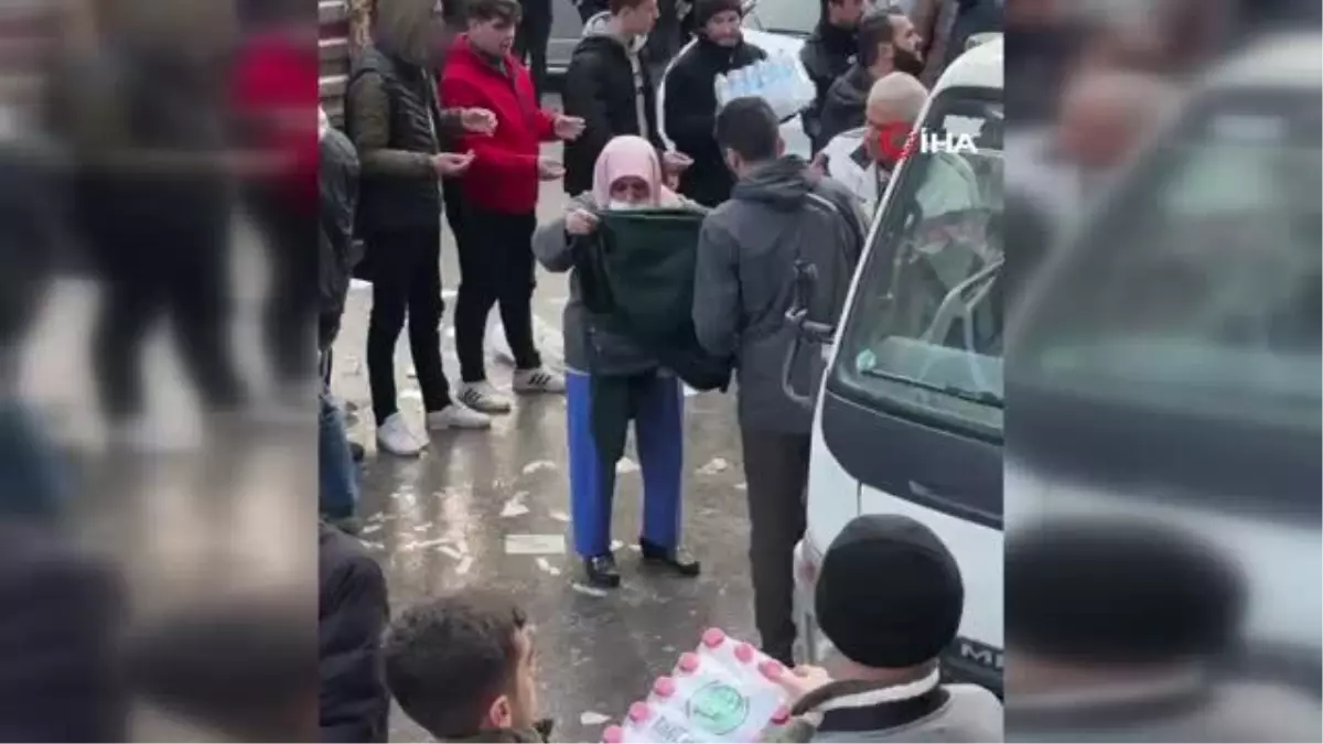 Batman'da yürek ısıtan görüntü...Üstündeki ceketi çıkarıp depremzedelere gönderdi